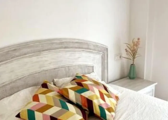 Rent4 Malaga Bajondillo Playa, Piscina & Parking