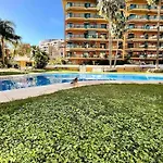 Rent4 Malaga Bajondillo Playa, Piscina & Parking Апартаменты *